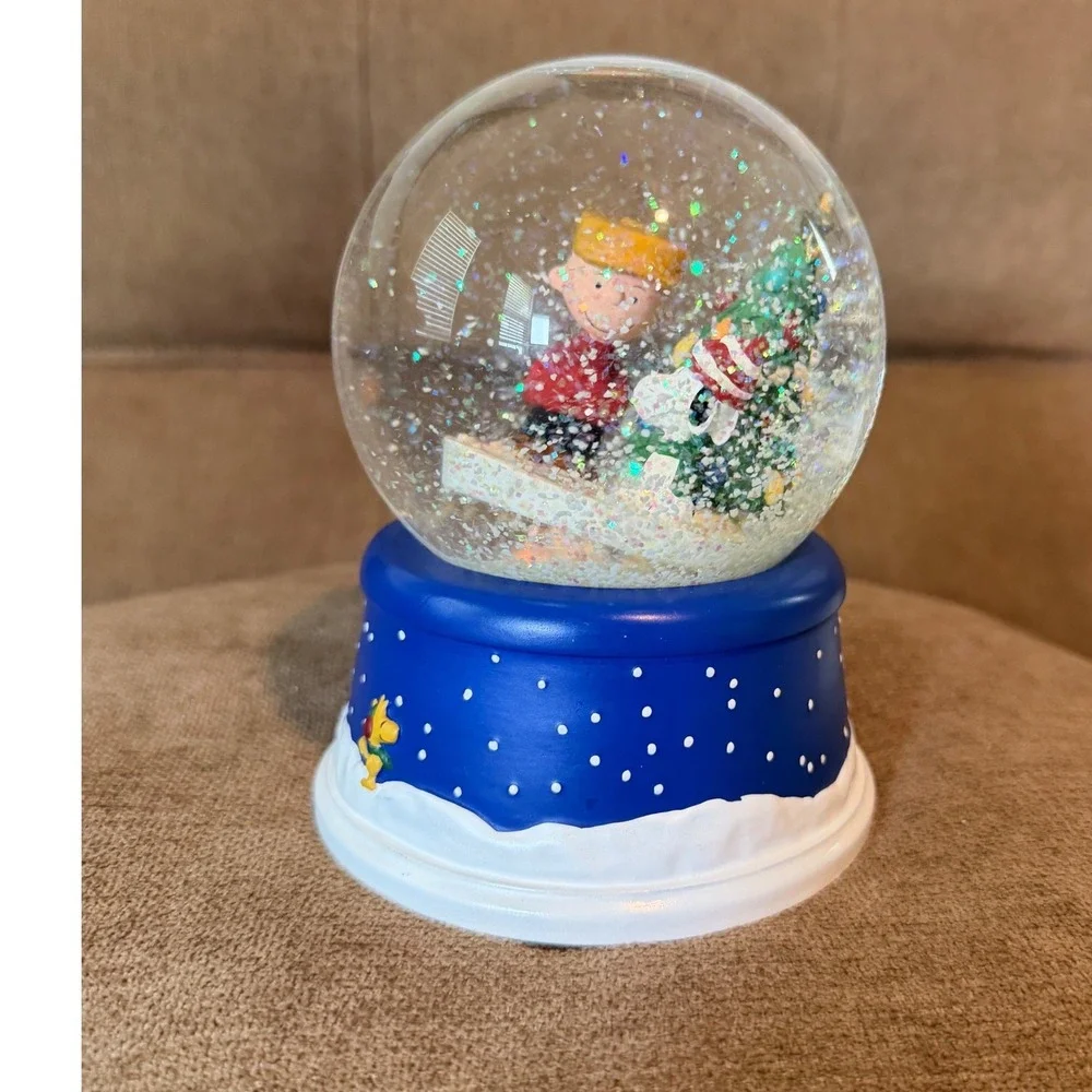Hallmark Peanuts Musical Snow Globe Charlie Brown Snoopy Christmas Globe 200's